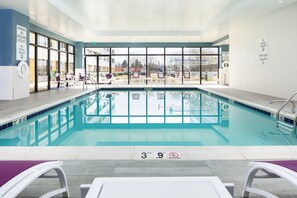 屋内プール、営業時間 8:00 ～ 21:00、サンラウンジャー