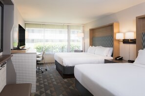 スタンダード ルーム クイーンベッド 2 台 | セーフティボックス (室内)、デスク、遮光カーテン、アイロン / アイロン台