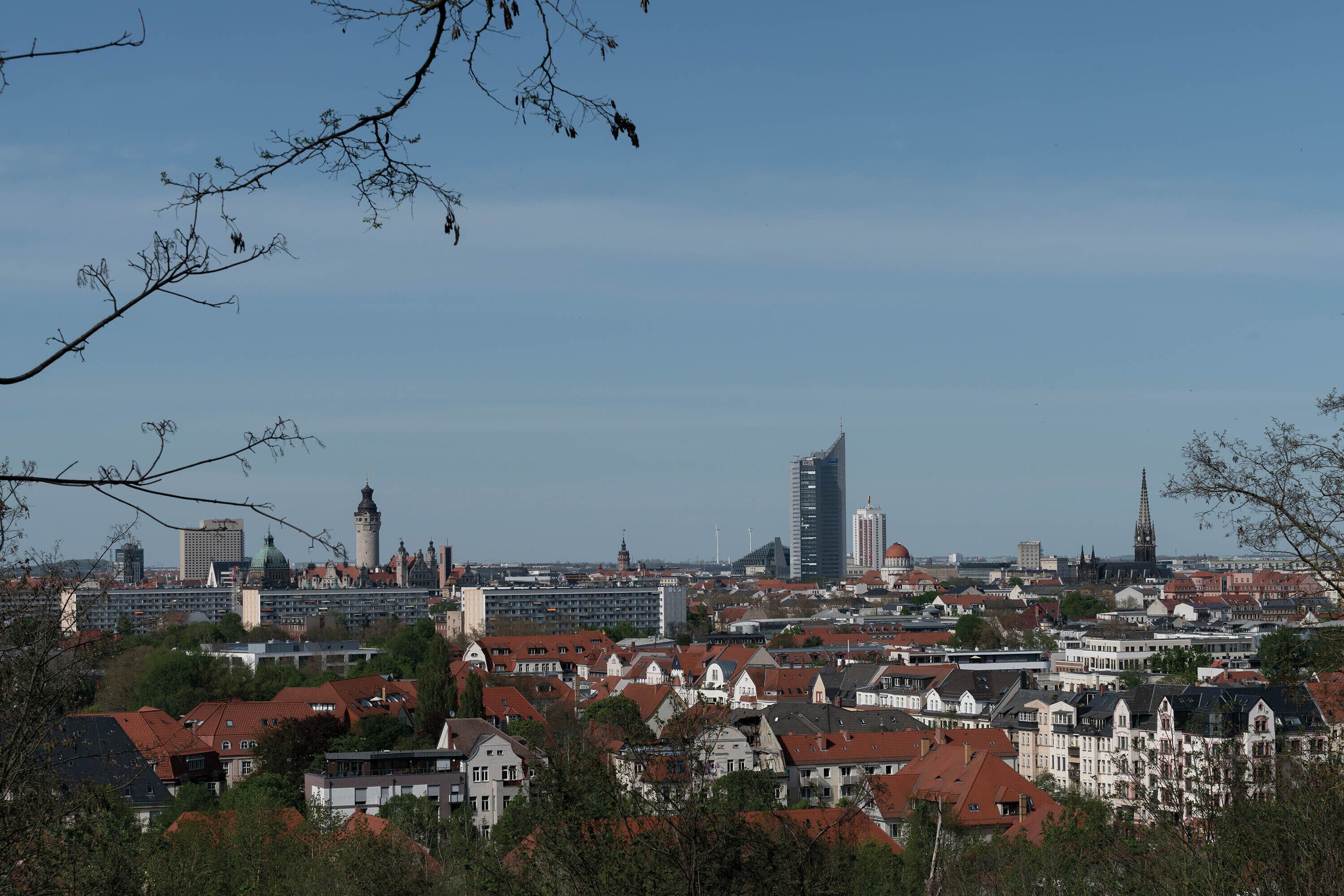 Un paisaje urbano con edificios históricos, una torre destacada y rascacielos modernos.