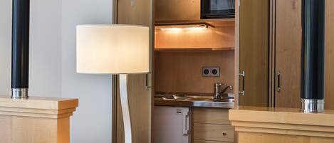 Een moderne keuken met houten kastjes, een ingebouwde magnetron en een Bosch vaatwasser.