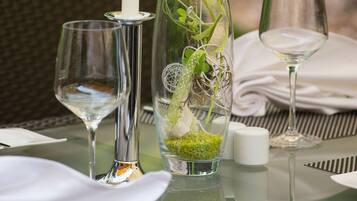 Se sirven desayunos y cocina internacional (con vistas al jardín)