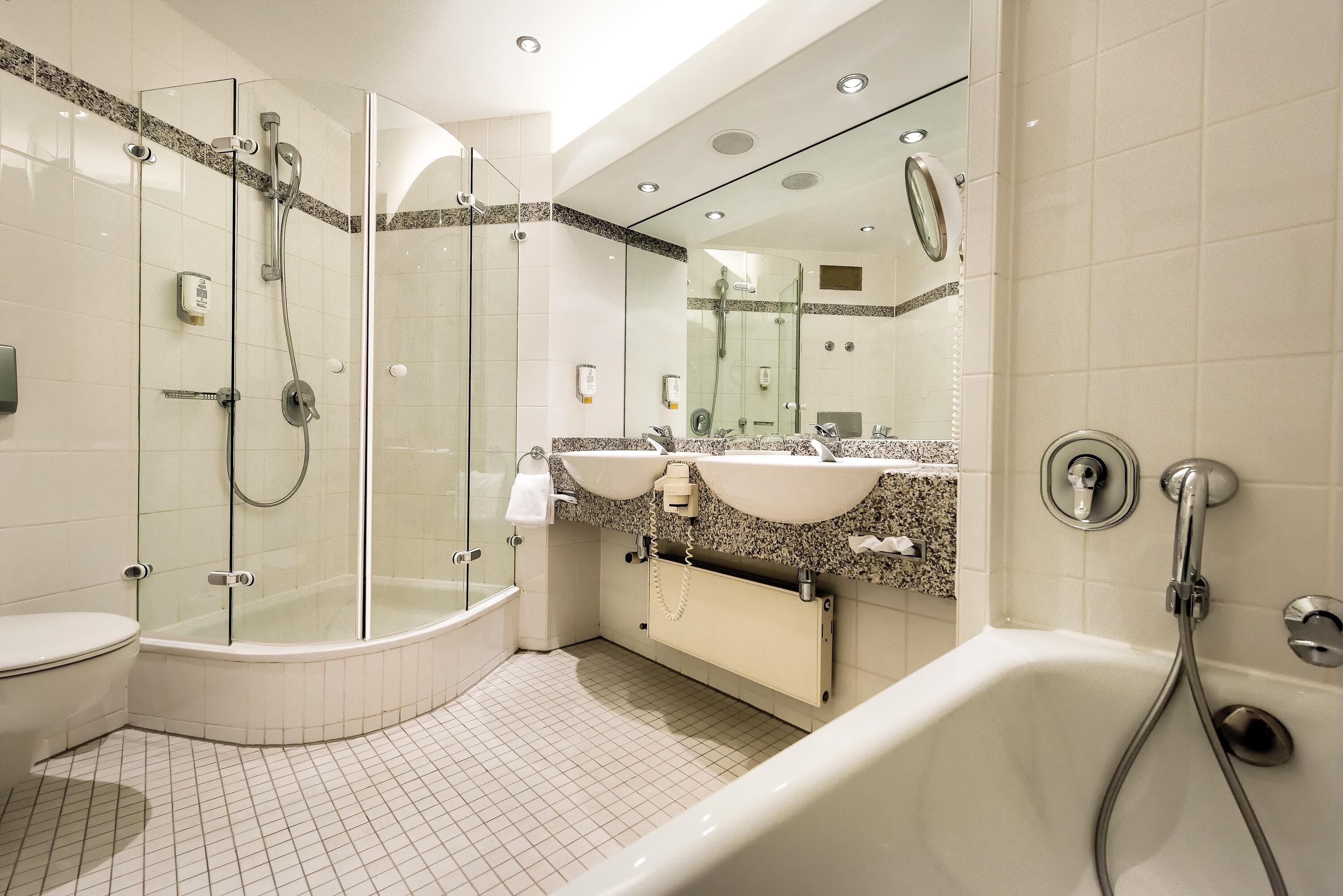 Suite Plus | Badezimmer | Umweltfreundliche Kosmetikartikel, Haartrockner, Handtücher, Seife