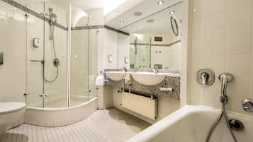 Suite Plus | Badezimmer | Umweltfreundliche Kosmetikartikel, Haartrockner, Handtücher, Seife