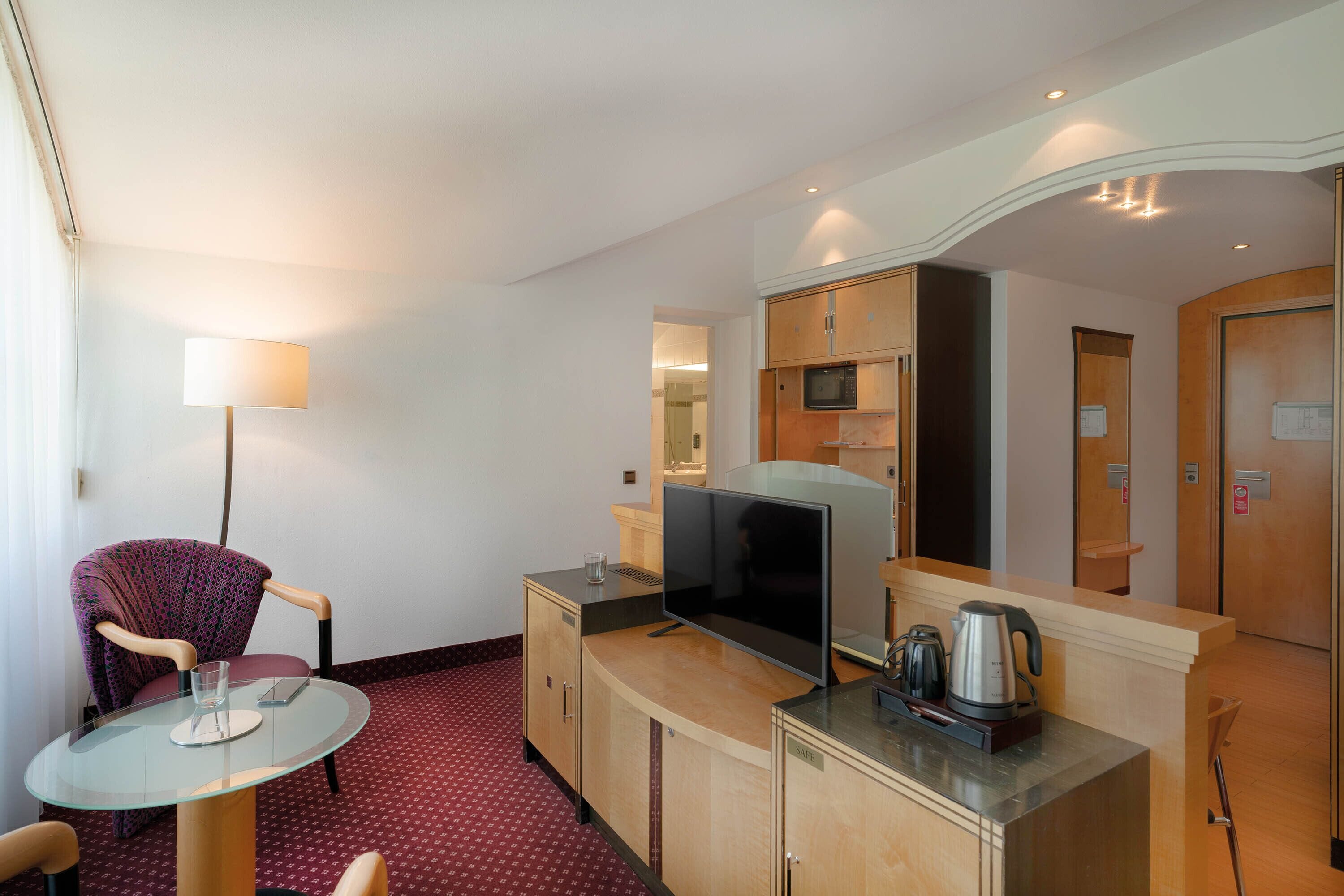 suite plus | living area | smart tv