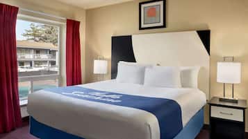 開放式套房, 1 張特大雙人床, 非吸煙房, 雪櫃和微波爐 | 書桌、手提電腦工作空間、熨斗/熨衫板、摺床/加床 (收費)