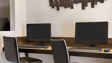 Un espace de bureau moderne comprenant deux bureaux, chacun équipé d’un écran d’ordinateur, d’un clavier et d’une souris.