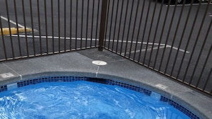 Una piscina amb vora de rajola i escala metàl·lica.