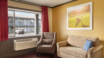 Upgraded, 豪華客房, 1 張特大雙人床, 非吸煙房 | 書桌、手提電腦工作空間、熨斗/熨衫板、摺床/加床 (收費)