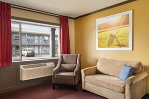 مكتب ومساحة عمل للكمبيوتر المحمول ومكواة/لوح كي وأسرّة قابلة للطي