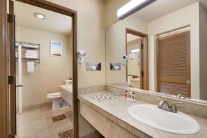Upgraded, Habitación Deluxe, 2 camas de matrimonio, no fumadores | Baño | Ducha y bañera combinadas y artículos de higiene personal gratuitos