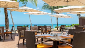 2 bares o lounges