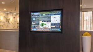 Un écran numérique dans le hall d’entrée affiche les dernières nouvelles, une carte et un répertoire des restaurants.