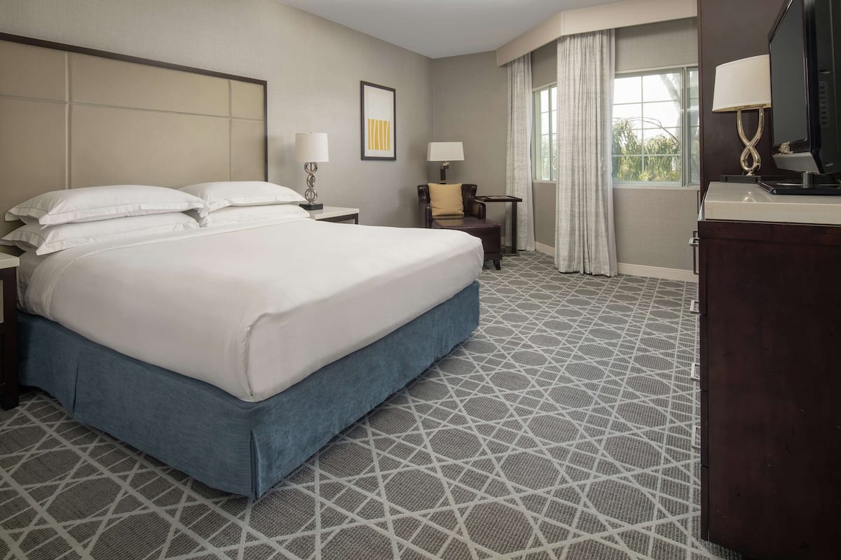 Premium bedding, down comforters, in-room safe, desk