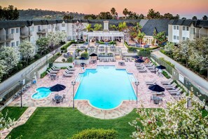 Outdoor pool, pool umbrellas, sun loungers