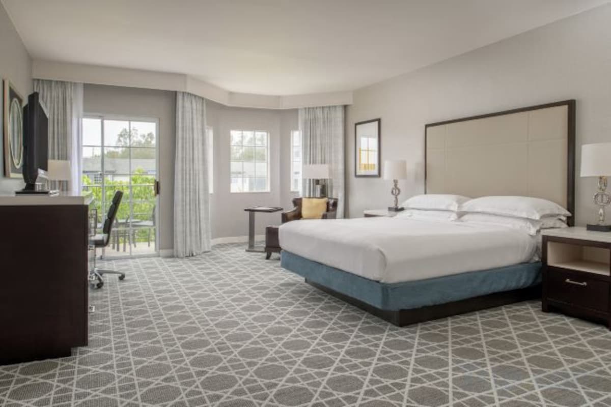 Lanai King Room with Courtyard View