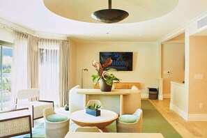 Suite, 1 King Bed, Patio