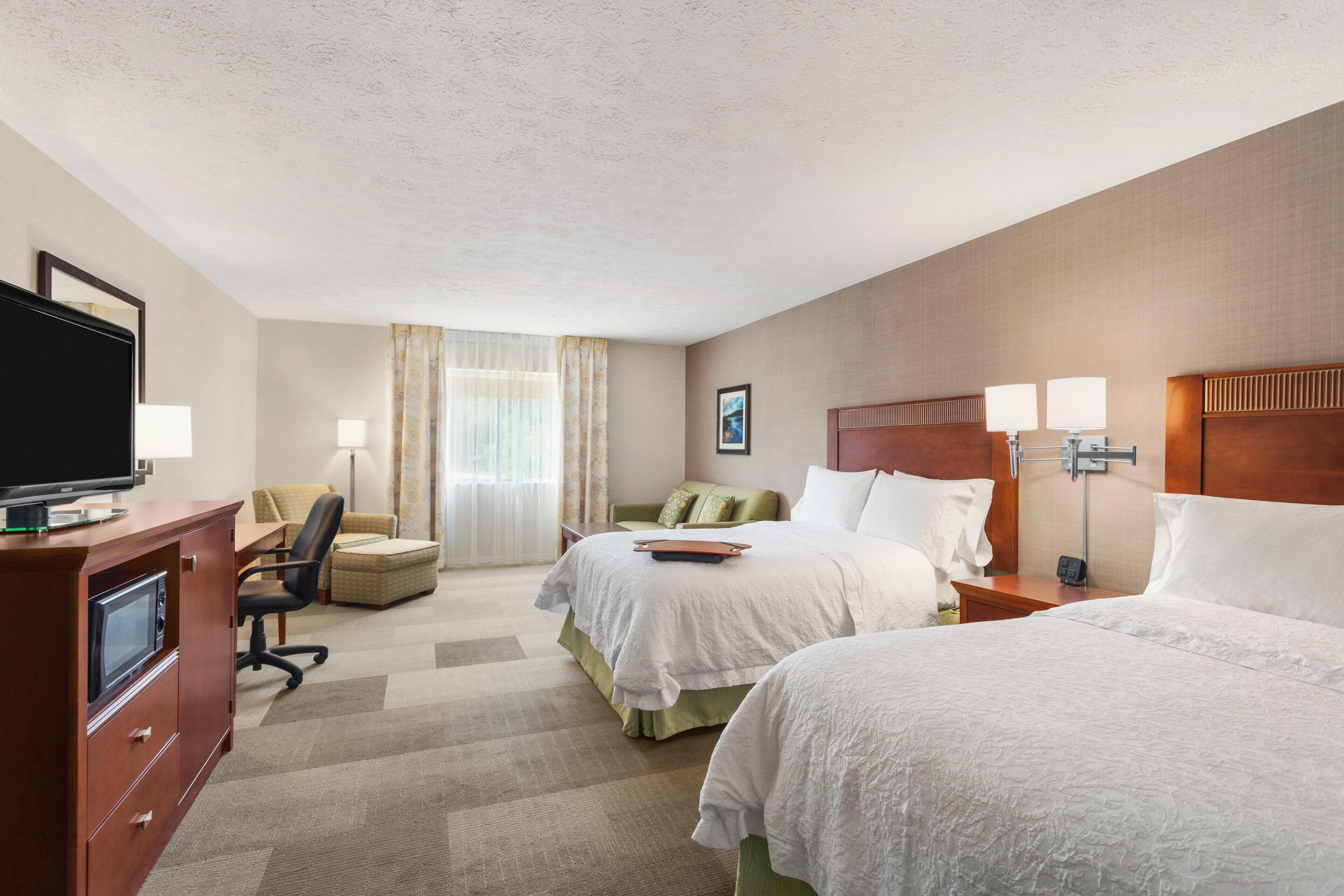 Familiesuite, 2 dobbeltsenger | Allergitestet sengetøy, skrivebord og skrivebord for bærbar PC