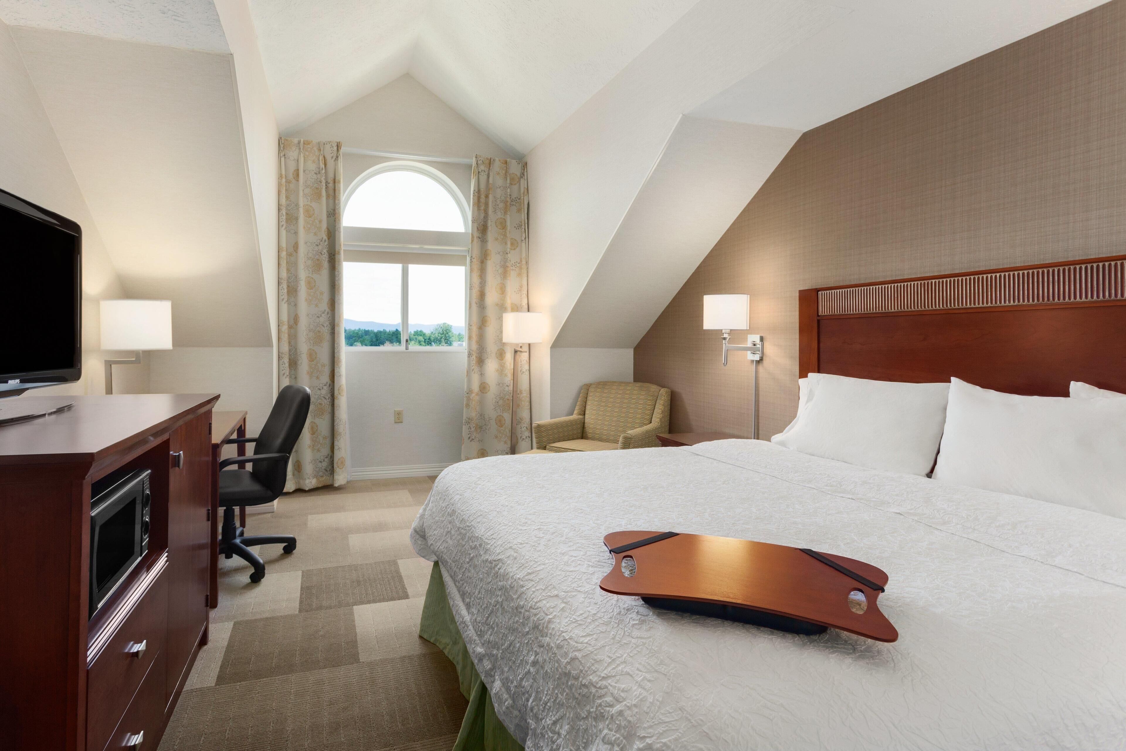 Rom med én kingsize-seng, ikke-røyk | Allergitestet sengetøy, skrivebord og skrivebord for bærbar PC