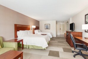 Family Suite, 2 Katil Kelamin (Double) | Peralatan tempat tidur hipoalergenik, meja, ruang kerja komputer riba 