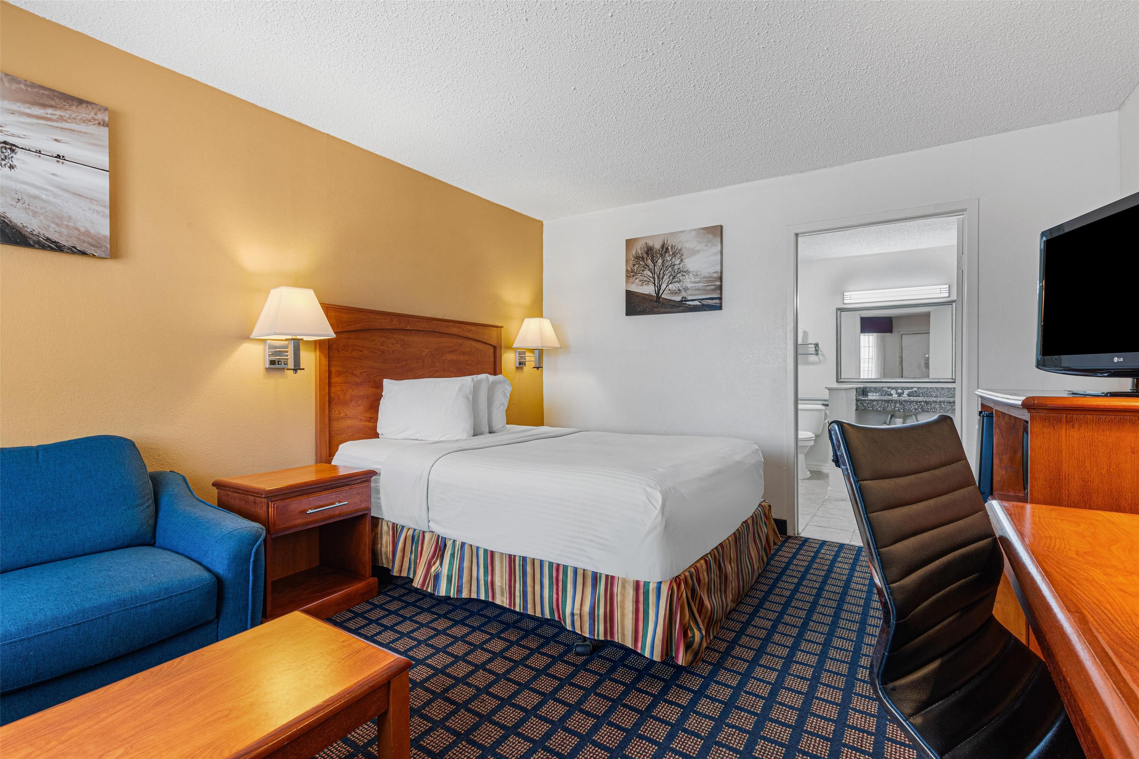 standard room, 1 queen bed, accessible, refrigerator & microwave (with single sofabed) | 1 bedroom, in-room safe, desk, laptop workspace