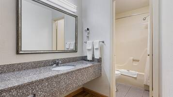 Suite, 1 King-Bett, Nichtraucher, Kühlschrank und Mikrowelle (with Single Sofabed;Larger Room) | Badezimmer