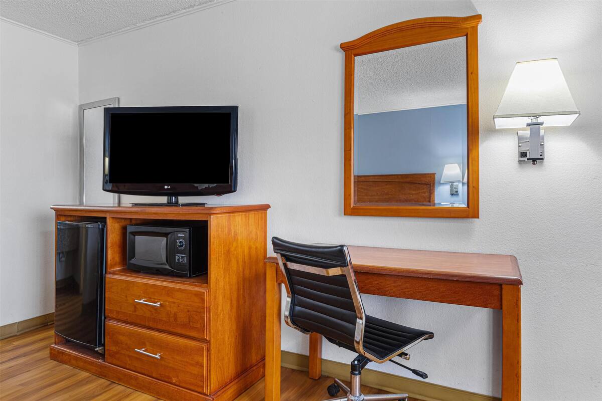 1 bedroom, in-room safe, desk, laptop workspace