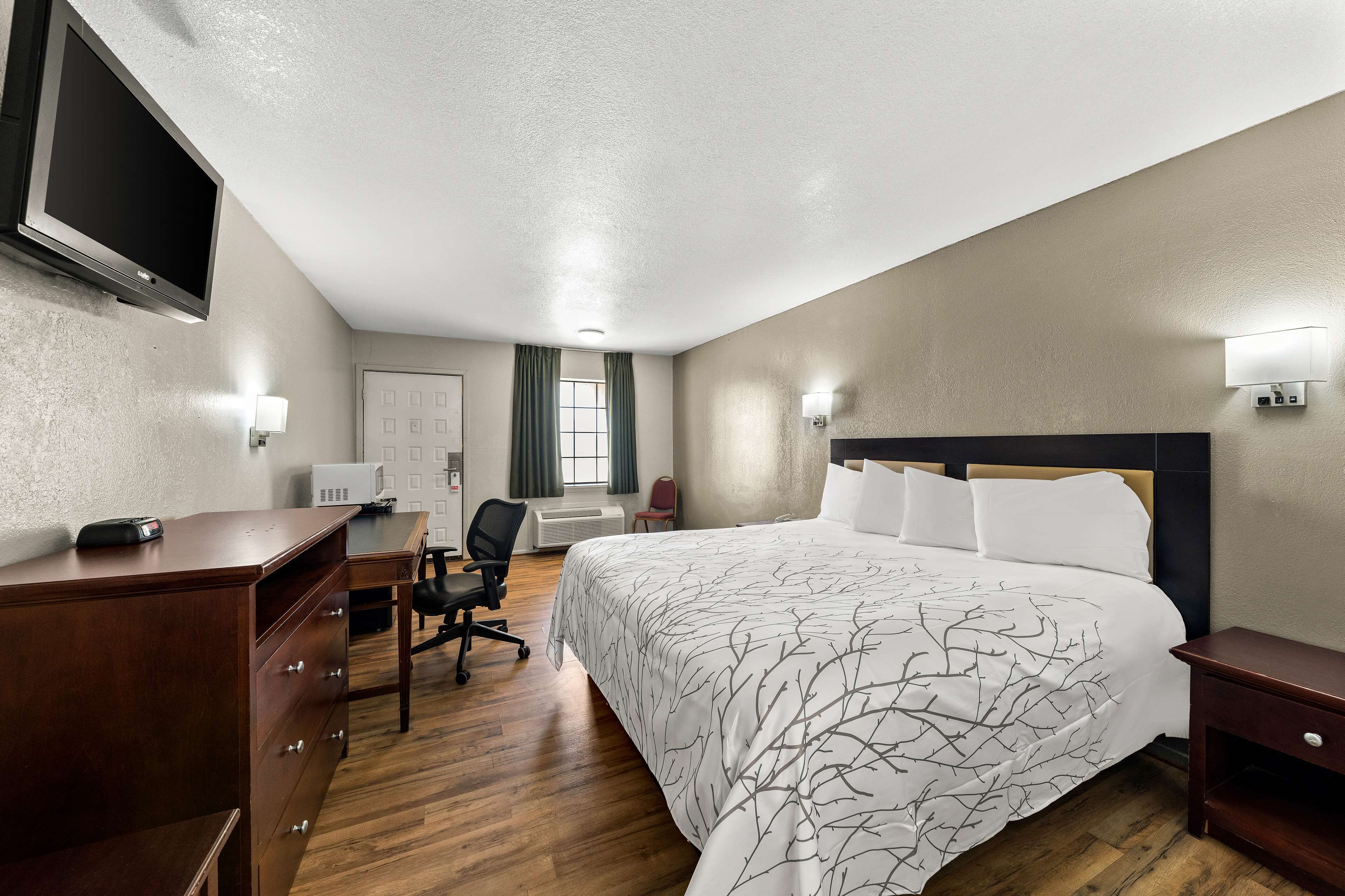 Escritorio, tabla de planchar con plancha, wifi gratis y ropa de cama 