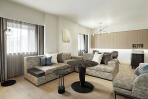 Premium Room, 1 King Bed, Non Smoking | Iron/ironing board