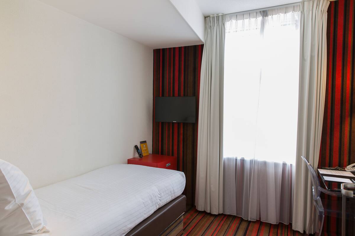 Kamar Single, 1 Tempat Tidur Twin | Seprai antialergi, brankas, meja kerja, dan tirai kedap cahaya