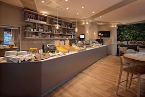 Tägliches Frühstücksbuffet (22 EUR pro Person)