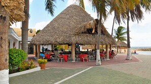 2 restaurants, breakfast, lunch, dinner served; American cuisine