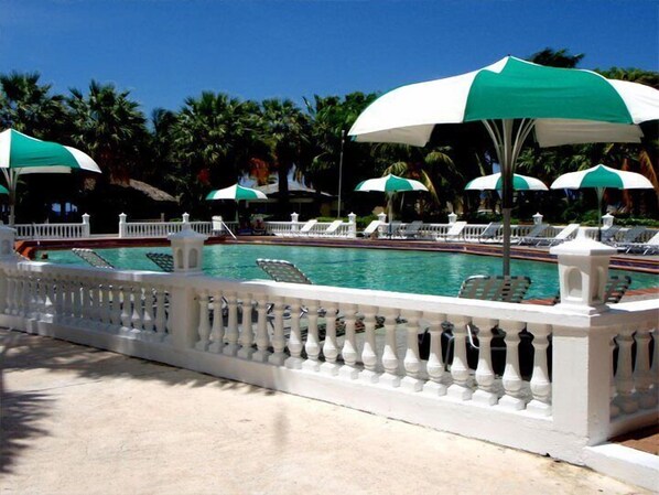 Piscine extérieure, parasols, chaises longues
