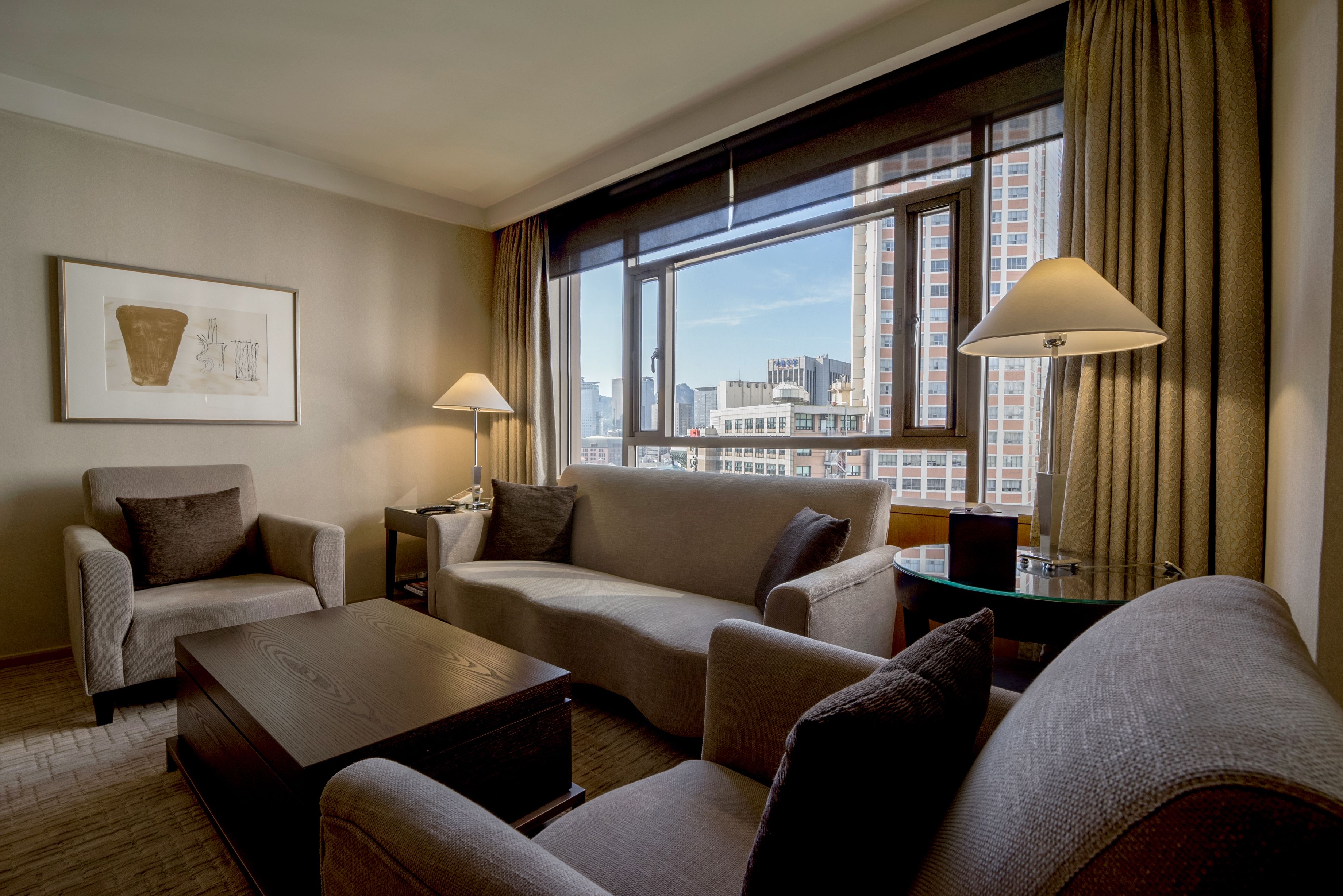 Executive Suite, 1 King Bed, City View | Minibar, in-room safe, desk, iron/ironing board