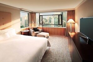 Suite exécutive, 1 très grand lit, vue sur la ville | Minibar, coffre-fort pour ordinateur portable, bureau