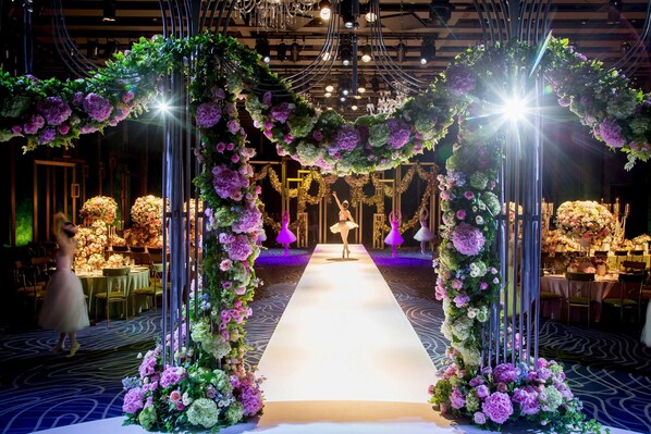 A grand entrance with a floral archway and a central aisle leading to a stage. - The Westin Josun Seoul (Seoul)