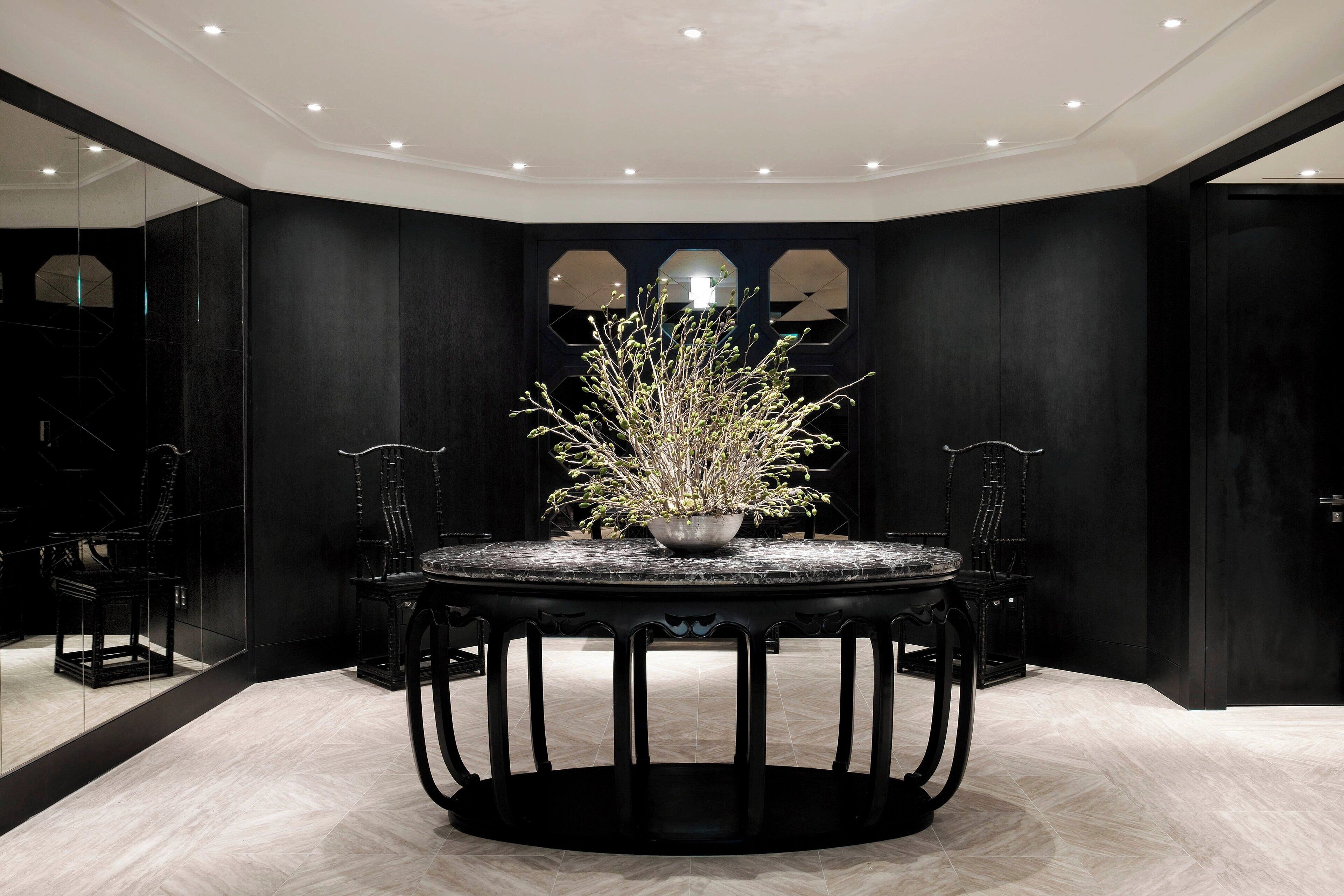 5 restaurants, breakfast, lunch, dinner served; international cuisine