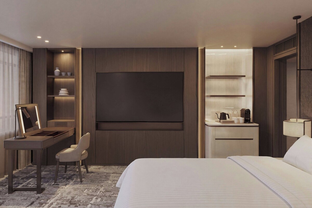 Minibar, in-room safe, desk, iron/ironing board