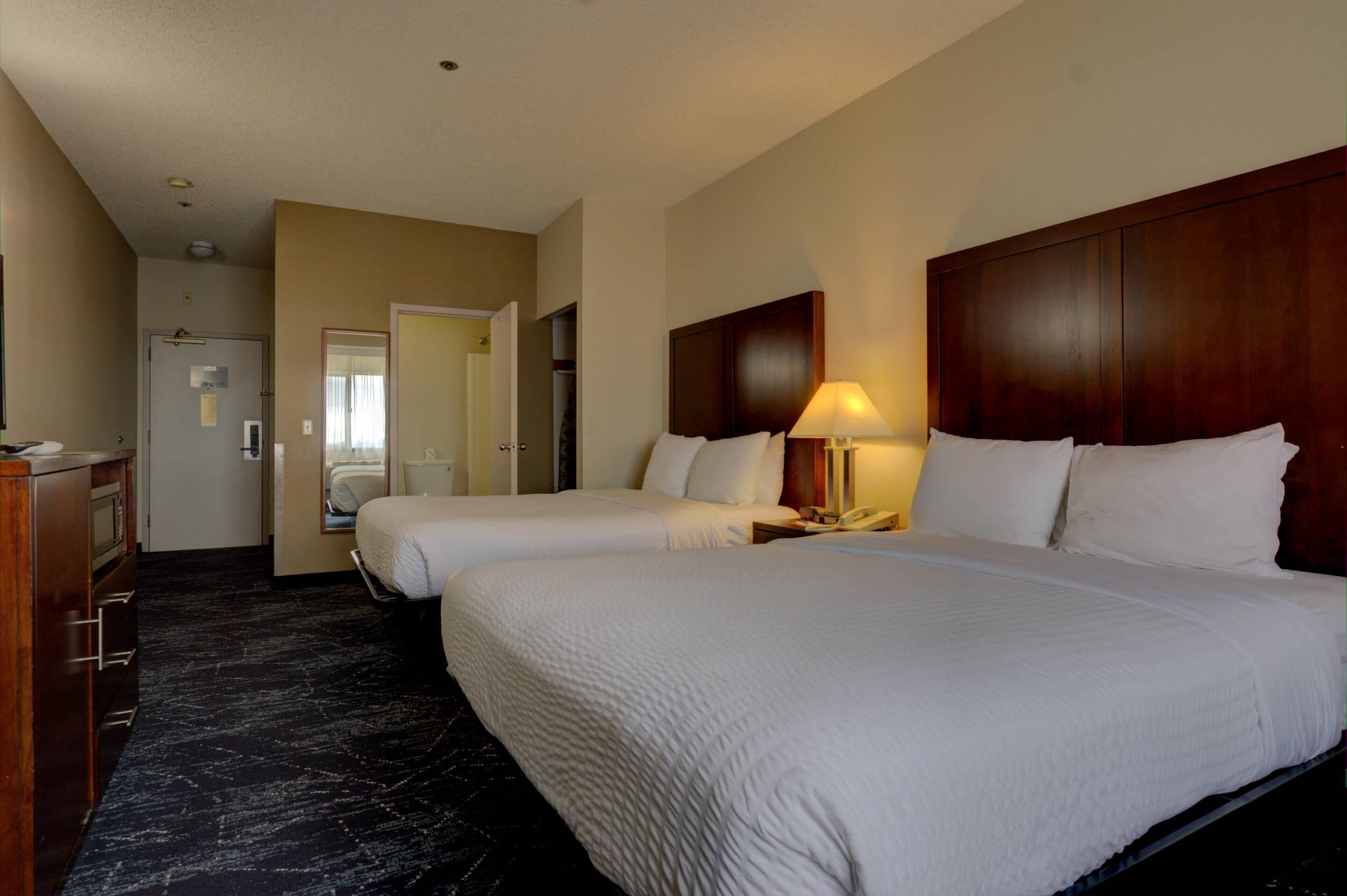 Työpöytä, pimennysverhot, silitysrauta/-lauta, ilmaiset vauvansängyt