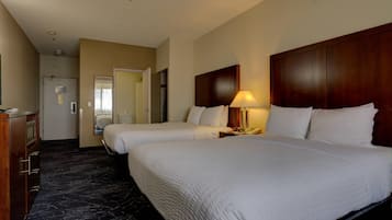 Skrivebord, mørklægningsgardiner, strygejern/strygebræt