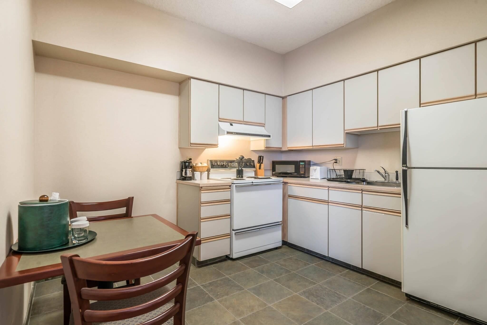 Kamar Standar, 1 Tempat Tidur King, Bebas Asap Rokok | Meja kerja, tirai kedap cahaya, dan setrika/meja setrika