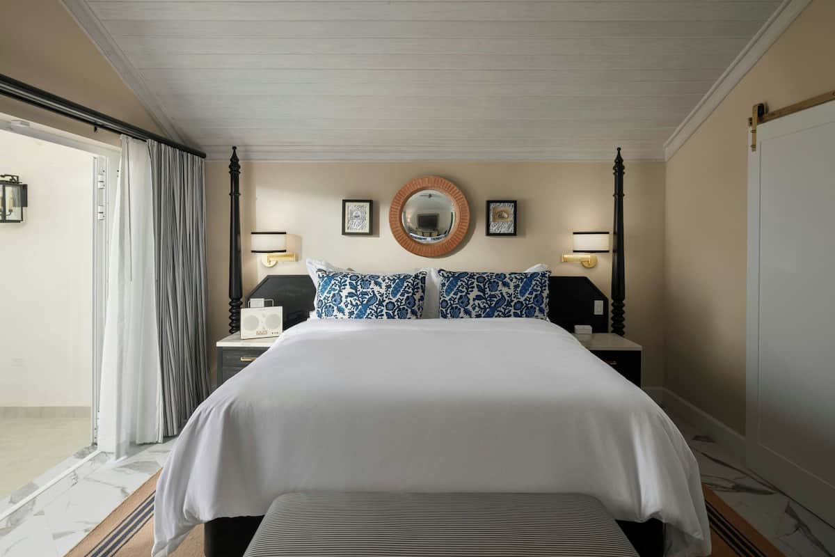 加厚床垫、客房内保险箱、办公桌、遮光窗帘