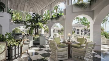 2 restaurants, breakfast, lunch, dinner served; seafood