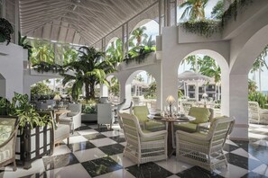 2 restaurants, breakfast, lunch, dinner served; seafood