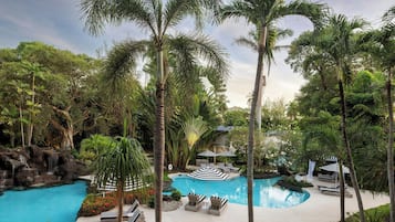 Junior suite, 1 kingsize bed, balkon, uitzicht op tuin | Zwembad | 4 buitenzwembaden