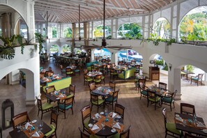 2 restaurantes, se sirven desayunos, comidas, cenas y mariscos