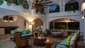 2 bares o lounges, bar en la alberca, bar junto a la alberca