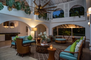 2 bars/lounges, swim-up bar, poolside bar