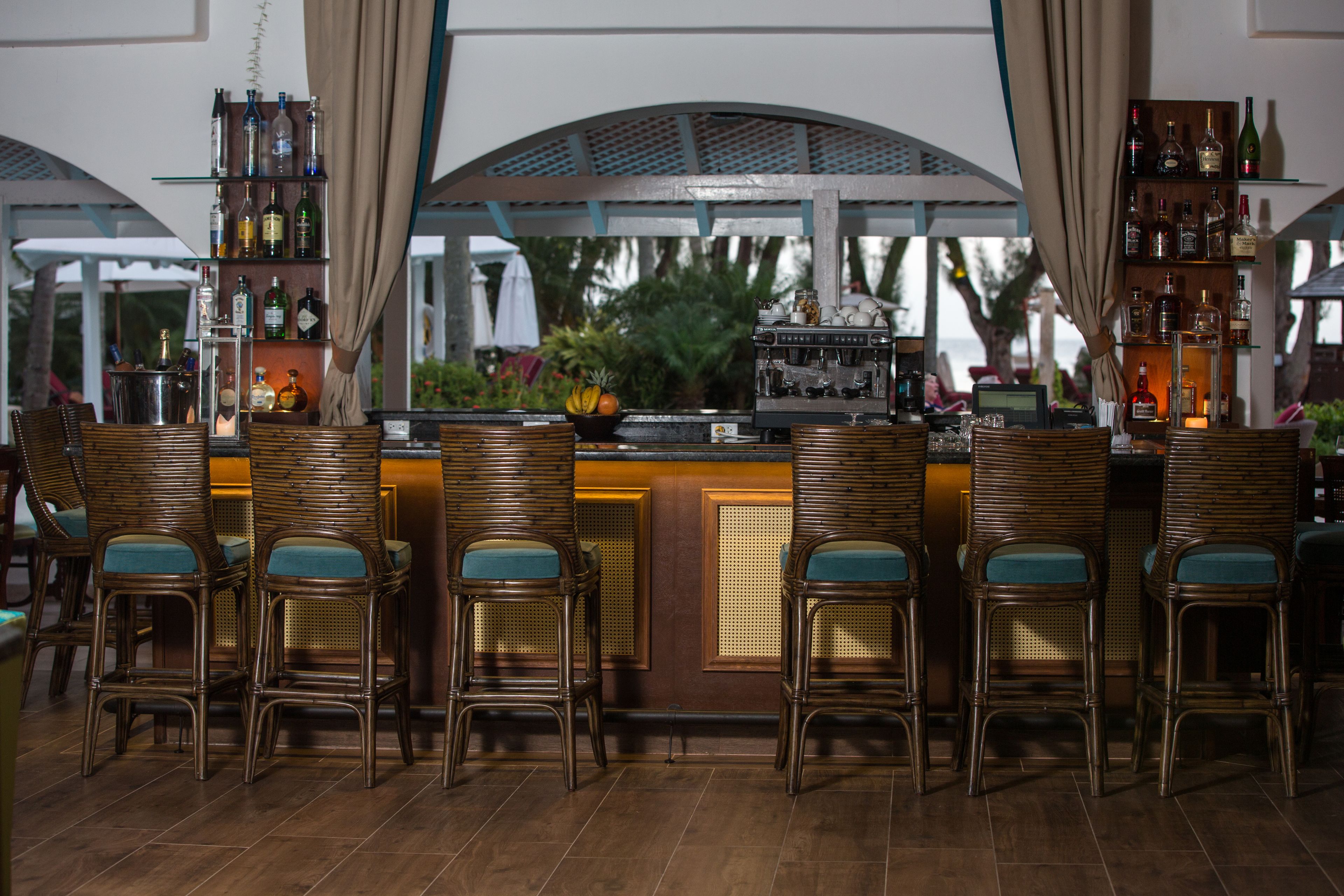 2 bars/lounges, swim-up bar, poolside bar