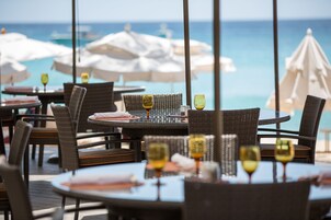 2 restaurantes; se sirve desayuno, almuerzo y cena; mariscos