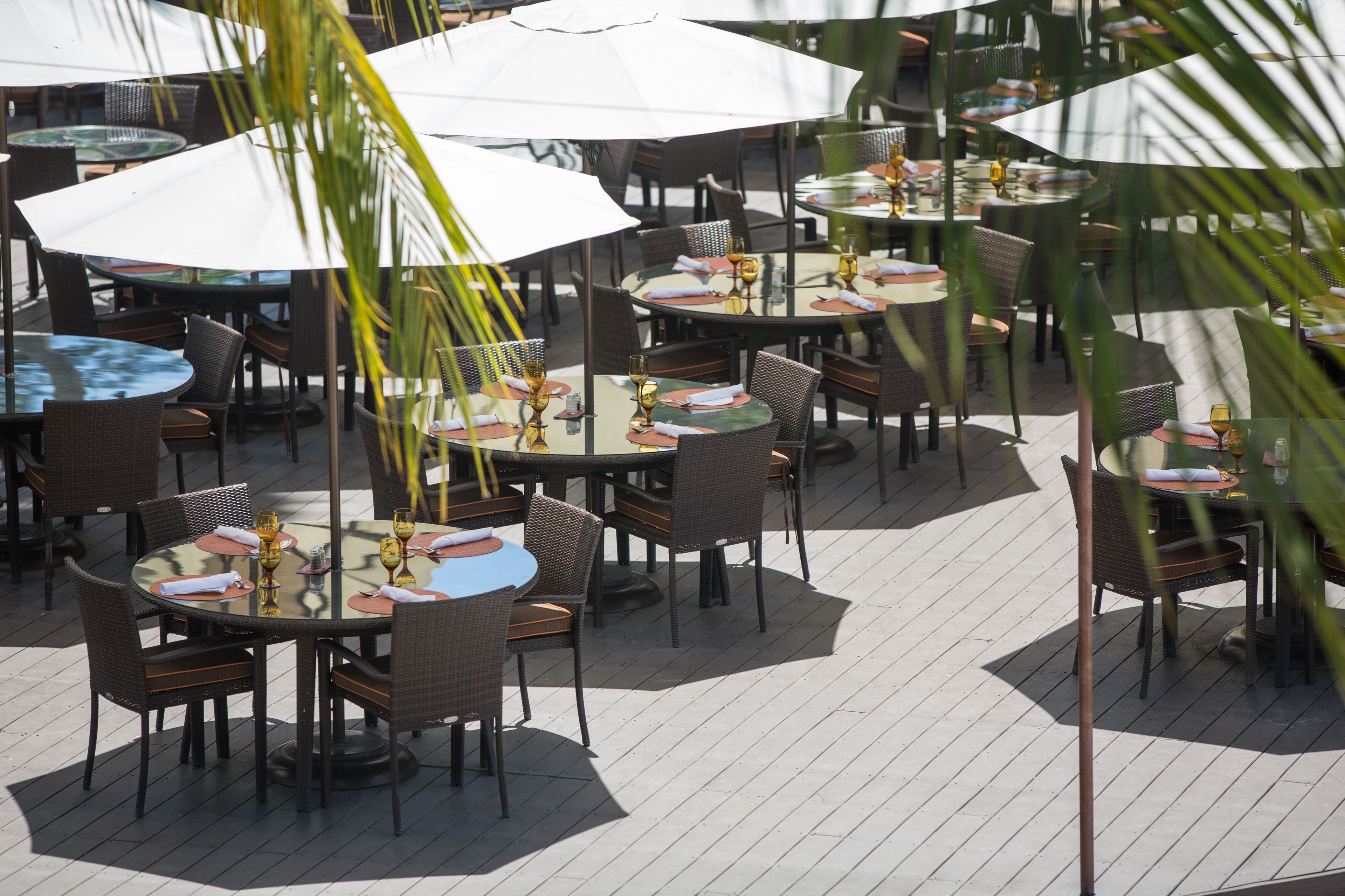 2 restaurants, breakfast, lunch, dinner served; seafood